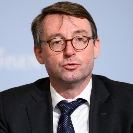 Roland Wöller (CDU), sitzt während der Kabinettspressekonferenz auf dem Podium.