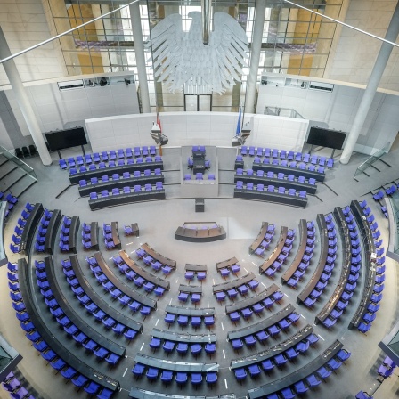 Ein Blick von oben auf den leeren Plenarsaal des Deutschen Bundestages im Reichstag.