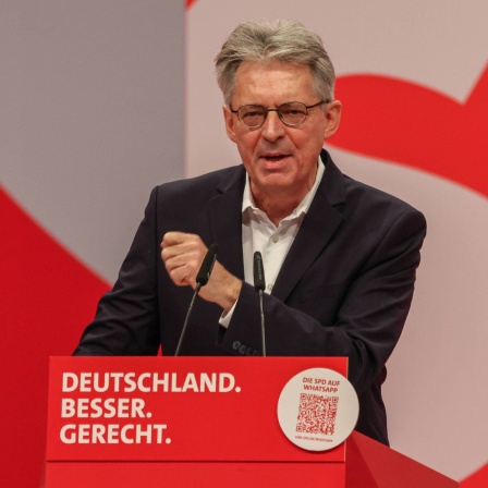 NRW-SPD-Chef Achim Post hält eine Rede. 