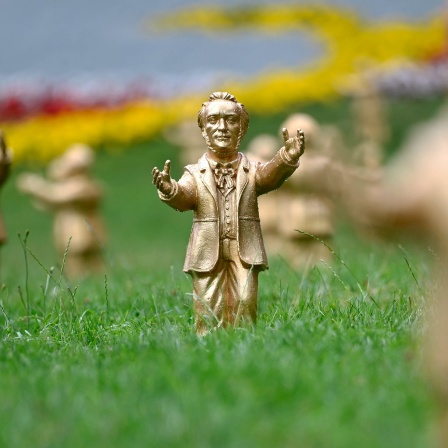 Die 115 kleinen goldenen Wagnerfiguren von Konzeptkünstler Ottmar Hörl standen zur Eröffnung der Festspiele vor dem Bayreuther Festspielhaus (2023 - &#039;Youre Welcome&#039;-Installation).