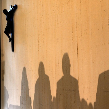 Schatten bei der Vorstellung der Missbrauchsleitlinien der katholischen Kirche.