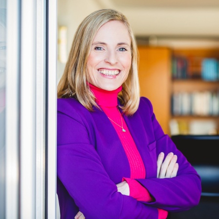 Verbandspräsidentin Marie-Christine Ostermann lacht mit überschränkten Armen in die Kamera. Die Lage der Wirtschaft: beherrschendes Thema im Wahlkampf vor der Bundestagswahl. Was Familienunternehmer im Land von der Politik erwarten, fragen wir Marie-Christine Ostermann in SWR1 Leute