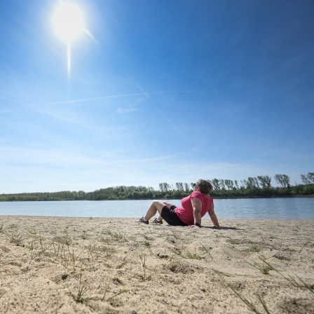 Weiter Strand und Sonne pur, lockten die ersten Sonnenanbeter in das Freibad Edderitzer See. Mit über 25 Grad gab es in Sachsen-Anhalt den ersten Hitzetag des Jahres.