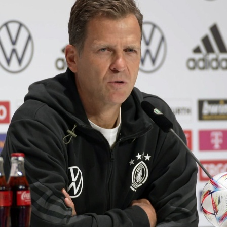 Oliver Bierhoff, Geschäftsführer Nationalmannschaften, spricht während Pressekonferenz.
