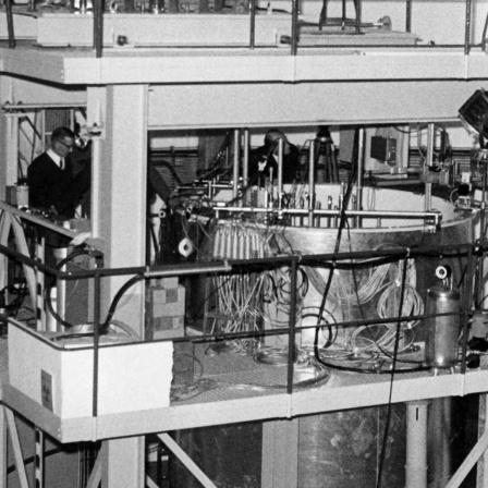 An der sogenannten Null-Leistung-Reaktoranlage werden im Kernforschungszentrum Geesthacht bei Hamburg 1967 physikalische Experimente am Reaktorkern durchgeführt. Nach Abschluss der Versuche sollen die 16 Brennelemente nach Kiel transportiert und in den Reaktor des ersten deutschen atomgetriebenen Schiffes, der "Otto Hahn", eingebaut werden.