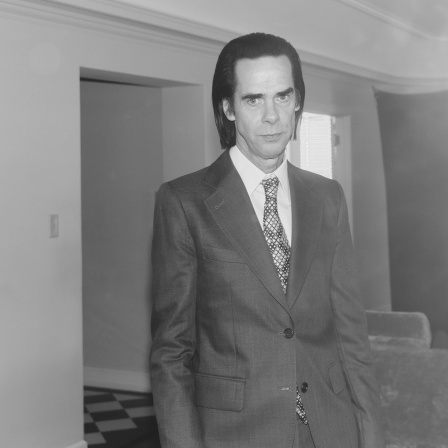 Nick Cave steht in einem Wohnzimmer | Bild: Ian Allen