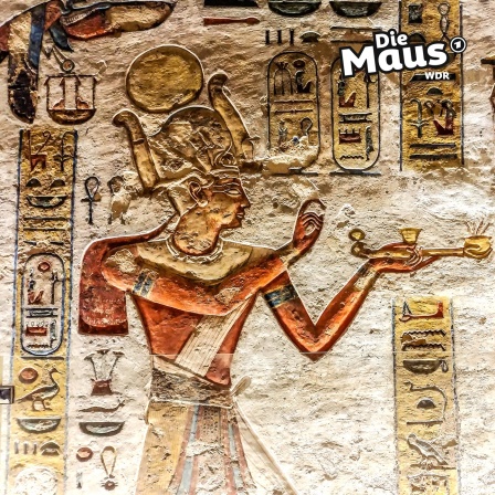 Bunte Hieroglyphen und Wandmalereien, man sieht einen Pharao