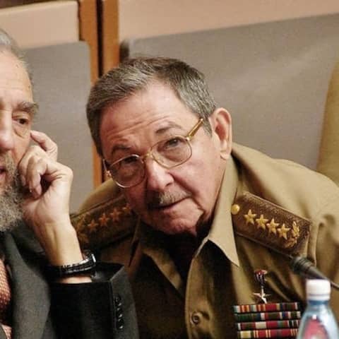 Fidel Castro (l) und sein Bruder, Raul Castro (r) bei einer Sitzung der Nationalversammlung in Havanna (Archivfoto vom 01.07.2004)