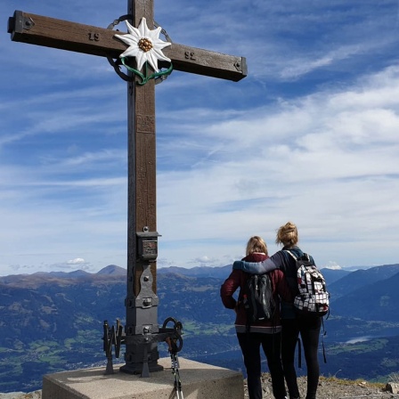 Mutter und Tochter Wächter am Ziel: Das Gipfelkreuz Goldeck auf 2.050 Meter Höhe