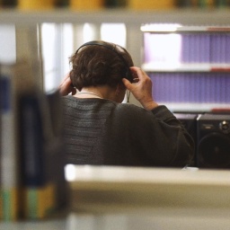 Student mit Kopfhörer im Sprachlabor.