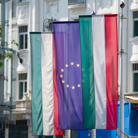 Flaggen von Ungarn und der Europäischen Union hängen an einer Fassade in der Innenstadt von Budapest.