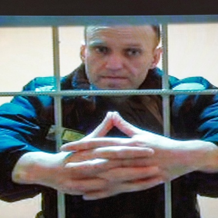 Alexej Nawalny, russischer Oppositionspolitiker, wird im Moskauer Stadtgericht per Videoverbindung aus seiner Gefängniskolonie zu einer Anhörung über die Berufung gegen seine neunjährige Haftstrafe zugeschaltet und ist auf einem Bildschirm zu sehen.