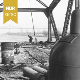 Abrissarbeiten an der Rendsburger Drehbrücke über den Nord-Ostsee-Kanal, 1964.