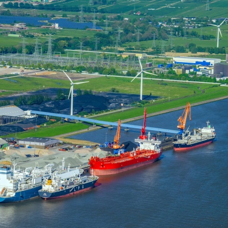 LNG Erdgas und Flüssiggas-Terminal mit Entladekai und Hafenanlagen am Ufer des Flußverlaufes der Elbe in Brunsbüttel 