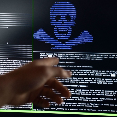  IT Security Wissenschaftler trainieren im Raum "Cyber Range" im neuen Cybersicherheitszentrum "Athene", wie eingeschleuste Erpresser-Programme ("Ransomware") unschädlich gemacht werden können.
