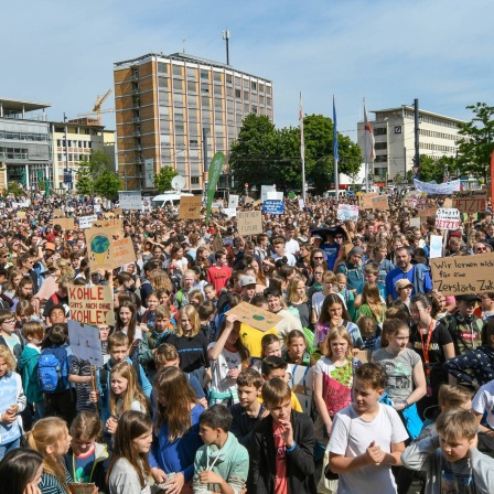 Fridays For Future in Freiburg im Mai 2019. Mehr als 8000 junge, aber auch ältere Menschen nahmen an der Demonstration gegen Erderwärmung und Klimawandel teil.