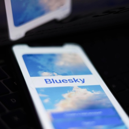 Die Bluesky App auf einem Telefonbildschirm.
