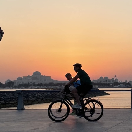 Zwei Teilnehmer der &#034;Tour de Cop&#034;, mit dem Fahrrad zur Weltklimakonferenz in Dubai.