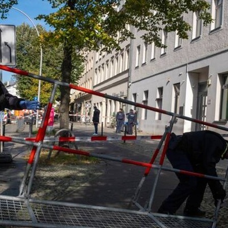 Polizisten stellen eine Absperrung vor der Synagoge in Berlin auf, auf die ein Brandanschlag verübt wurde.