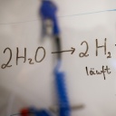 Notizen zur Aufspaltung von Wasser in Wasserstoff und Sauerstoff in einem Labor im Helmholtz-Zentrum in Geesthacht. 