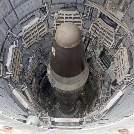 Der von oben fotografierte Kopf der Interkontinentalrakete Titan Missile in einem Raketensilo.