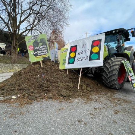 Biberach an der Riß: Landwirte protestieren im Vorfeld des politischen Aschermittwochs der Grünen vor der Stadthalle in Biberach. 