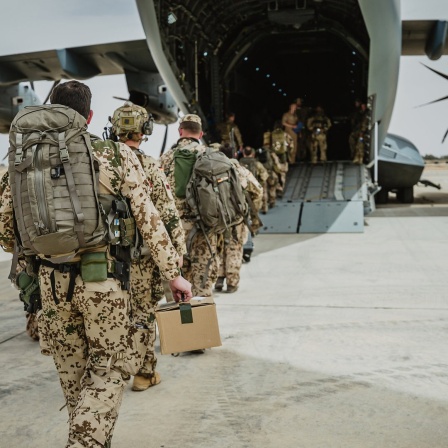  Auf der Luftwaffenbasis Al-Asrak in Jordanien steigen Soldaten der Bundeswehr in eine Bundeswehrmaschine, um in den Sudan zu fliegen. 