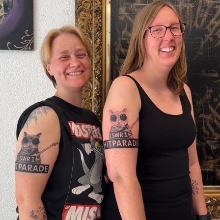 Stephanie und Stephanie aus Welzheim haben sich die Hitparaden-Katze als Tattoo auf ihre Oberarme stechen lassen. SWR1 Hitparade forever!