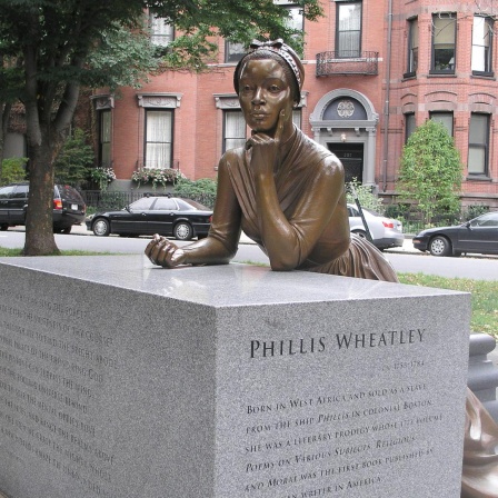 Eine Bronzeskulptur zeigt die Lyrikerin Phillis Wheatley in nachdenklicher Position.