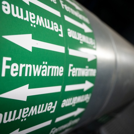 Leitungen sind in der Fernwärmeverteilerstation eines Heizkraftwerks zu sehen (Bild: dpa)