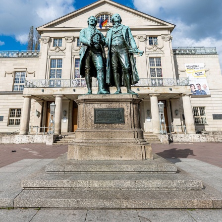 Das Goethe-Schiller-Denkmal vor dem Deutschen Nationaltheater DNT auf dem Theaterplatz in Weimar.