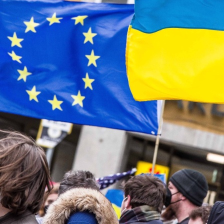 Demonstranten mit Flaggen der EU und der Ukraine