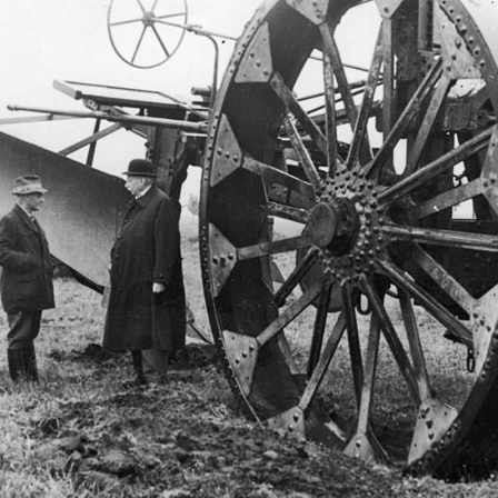 Von Lokomobilen gezogener Großpflug bei der Moorkultivierung 1948