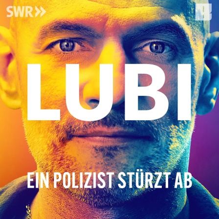 Lubi, ein mittelalter Mann und Protagonist des Podcasts, schaut direkt in die Kamera. Links ist er orange beleuchtet, rechts dunkelblau. Darüber steht &#034;Lubi - ein Polizist stürzt ab&#034;