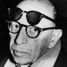 Eine "normale" und eine Sonnenbrille trägt der US-amerikanische Komponist russischer Herkunft, Igor Strawinsky, in New York am 19.11.1959.