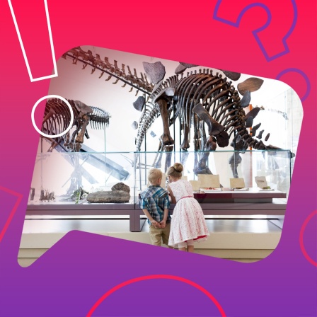 Mädchen und Junge betrachten Dinosaurierskelett in einem Museum