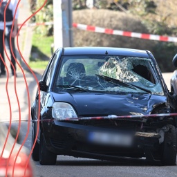 Ein beschädigtes Fahrzeug steht an einer Zufahrt zur Rheinbrücke. Nach einem Vorfall mit einem Auto in der Mannheimer Innenstadt mit mindestens einem Toten und mehreren Verletzten ist der mutmaßliche Fahrer nach Polizeiangaben festgenommen worden.
