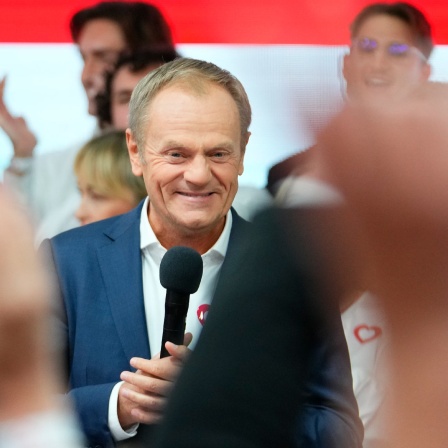 Donald Tusk (M), ehemaliger polnischer Ministerpräsident und Oppositionsführer, spricht zu Anhängern in der Parteizentrale seiner Partei