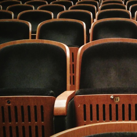 Eine leere Reihe von Theatersitzen. Das Verschwinden einer Schauspielerin während einer Vorstellung ist ein klarer Fall für Professor van Dusen.