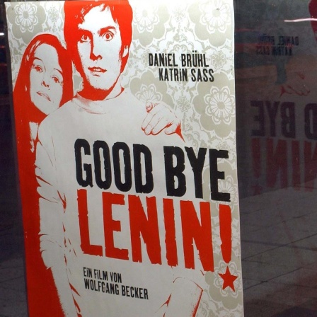 In einem Schaukasten des Kinos International an der Karl-Marx-Allee in Berlin wirbt im Februar 2003 ein Plakat für den Film "Good Bye, Lenin!".