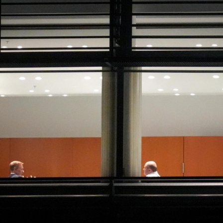 Bundeskanzler Olaf Scholz und Christian Lindner, Bundesminister der Finanzen, sitzen im Büro des Bundeskanzlers im Bundeskanzleramt am Abend des 3. November zusammen.