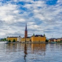 Ein Blick über das Wasser auf die Altstadt von Stockholm