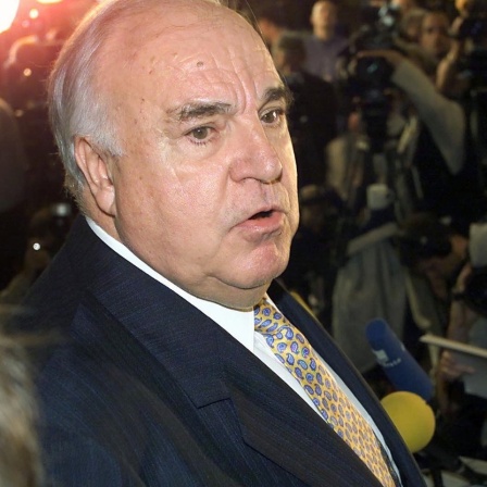Mit ernstem Gesichtsausdruck beantwortet Altbundeskanzler Helmut Kohl am 6.7.2000 im Rathaus Schöneberg in Berlin während einer Pause die Fragen der Journalisten.