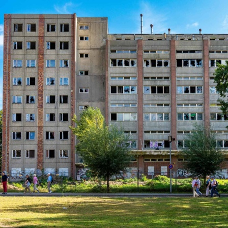 Ein Plattenbau in Berlin vor dem Abriss (Bild: picture alliance / imageBROKER | Karl-Heinz Spremberg)