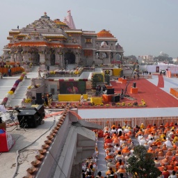 Ein Blick auf das Publikum während der Eröffnung eines Tempels, der dem hinduistischen Lord Ram gewidmet ist, in Ayodhya, Indien. 