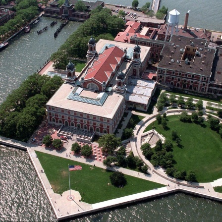 Luftbild von  Ellis Island im Jahre 1999