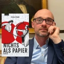 Porträt und Buchcover_Daniel Zipfel "Nichts als Papier"_foto: rbb/Stephan Ozsváth/Leykam Verlag