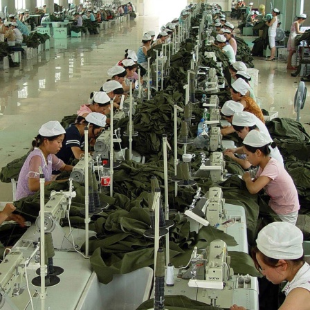 Näherinnen bei der Arbeit, in einer riesigen Produktionshalle einer Textilfabrik, Huaibei