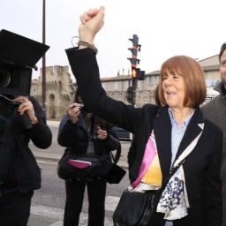 Gisele Pélicot winkt der Presse zu