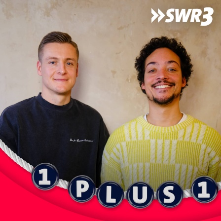 Ex-Fußballspieler und Fußballexperte Felix Kroos und Comedian, Podcaster und Moderator Aurel Mertz im Podcast &#034;1 plus 1&#034;